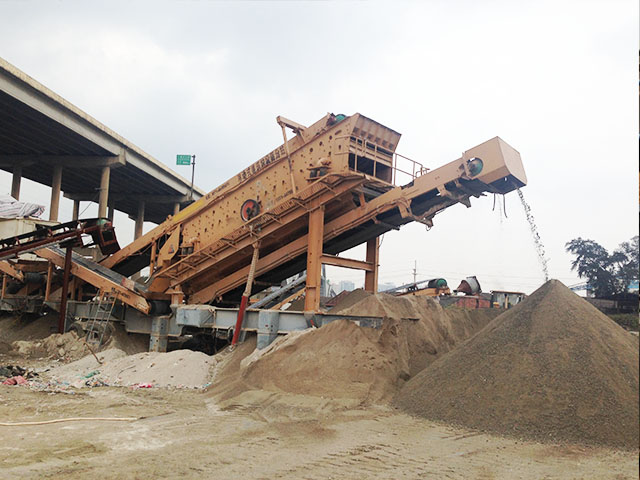 湖北楚光環(huán)保移動破碎機(jī)破碎建筑垃圾現(xiàn)場