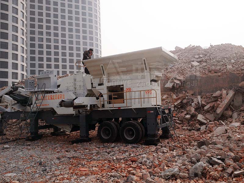 建筑垃圾移動(dòng)破碎機(jī)工作現(xiàn)場(chǎng)
