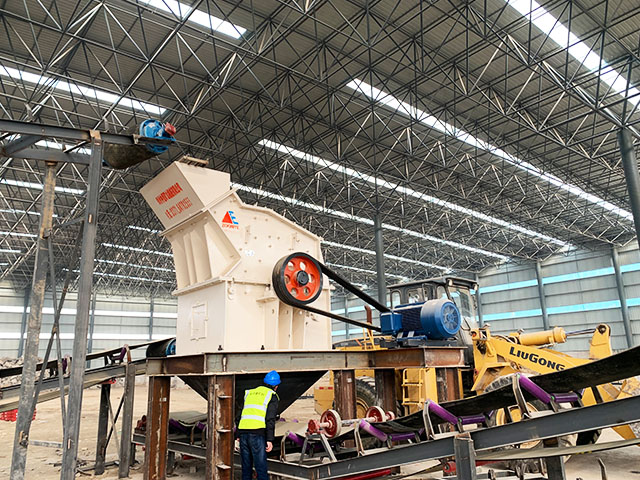 開(kāi)封大型固定式石料、混凝土生產(chǎn)線(xiàn)安裝調(diào)試現(xiàn)場(chǎng)