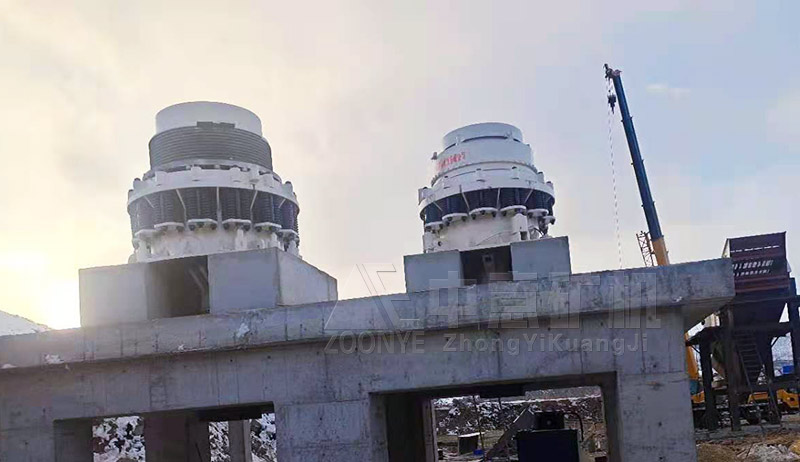 兩臺圓錐式破碎機