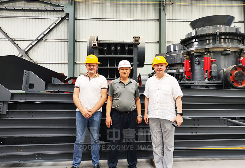 劉經(jīng)理與國(guó)外客戶合影留念.jpg 劉經(jīng)理與國(guó)外客戶合影留念